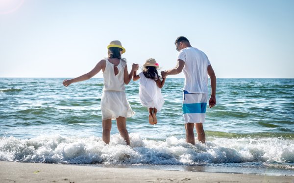 Une famille sautant ensemble sur un Beach