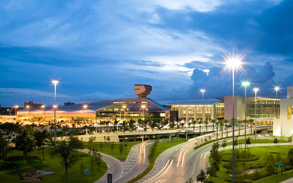 Miami International Airport Tower Terminal und Eingang bei Nacht